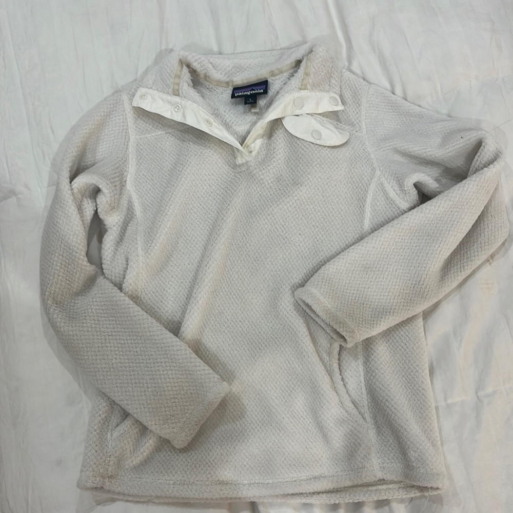 White 1-4 button patigonia pull over